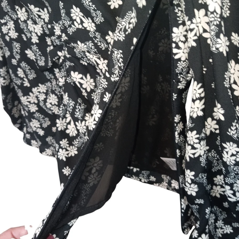 Astr The Label Floral Ditsy Shirred Puff Sleeve Blouse Top Black White Size Sm.